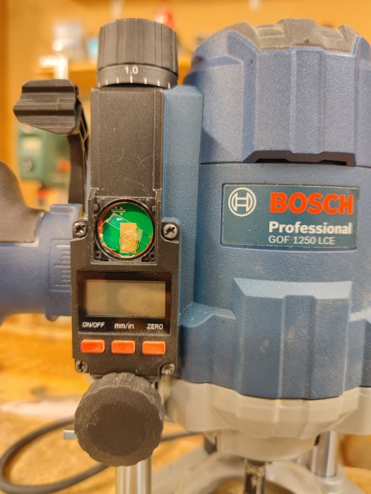 Bosch överhandsfräs GOF 1250 LCE med saknat lock på dess digitala djupmätare.