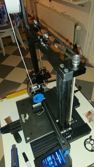 Creality Ender 3 V2 3D-skrivare uppgraderad med dubbel z-skruv och direct drive, visas med pågående utskrift och uppgraderingar synliga.