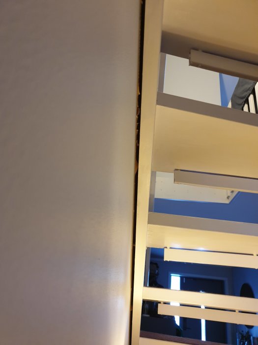 Glipa mellan trappans vangstycke och betongvägg som illustrerar inläggets fråga om vangstyckets separation från väggen.