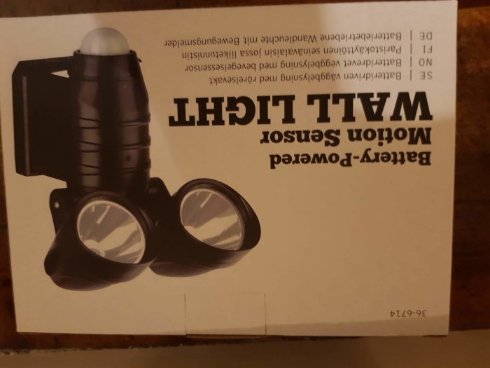 Lampa förpackning med bild som oavsiktligt liknar en figur med glasögon och mustasch.