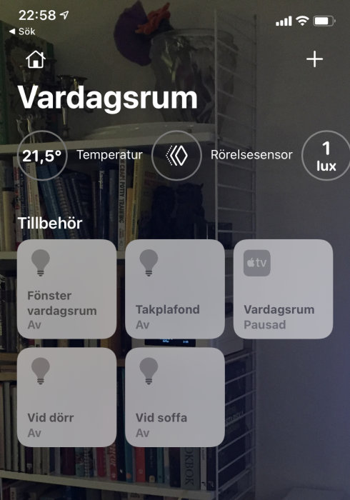 Skärmavbild av smart hem-app med sensorer och kontroller för belysning i ett vardagsrum.