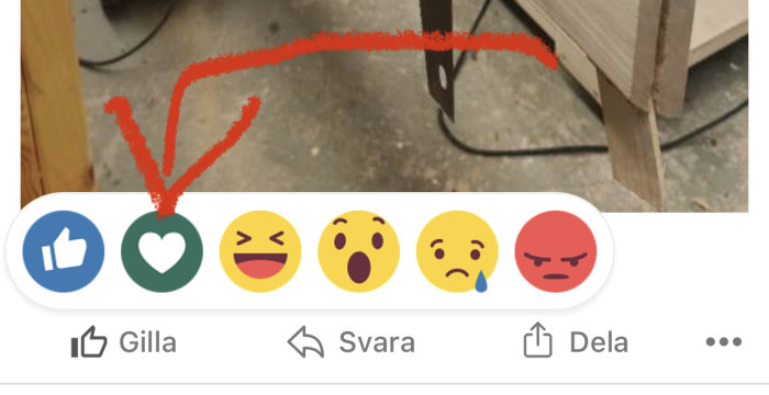 Reaktionsknappar inklusive ett grönt hjärta och andra emoji med pil ovanför som pekar på hjärtat.