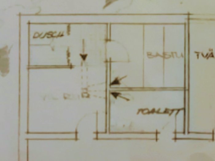 Suddig och inzoomad bild av en ritning, visar planlösning för dusch, bastu och toalett i ett 60-talshus.