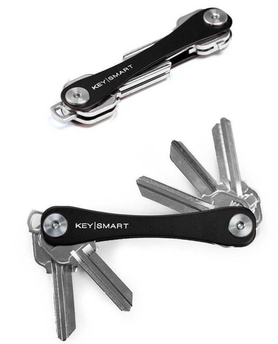 Nyckelhållare från Keysmart med flera nycklar organiserat fästa i ett svart och silverfärgat kompakt verktyg.