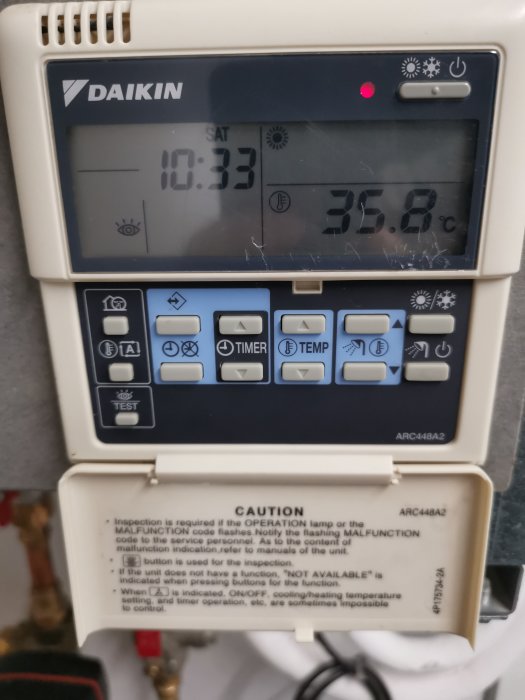 Digital termostat för värmesystem visar inomhustemperatur på 35.8 grader Celsius och klockslag.
