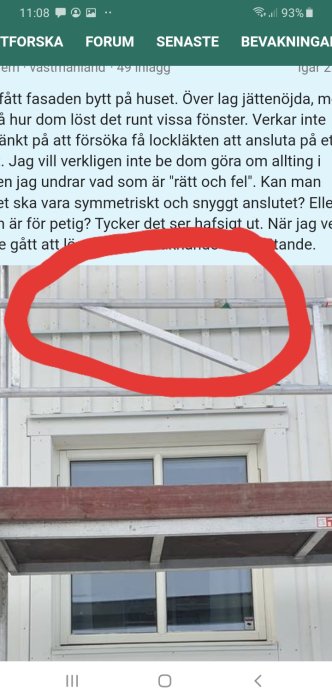 Del av husfasad där lockpanel inte möts korrekt vid en horisontell delning ovanför fönster.