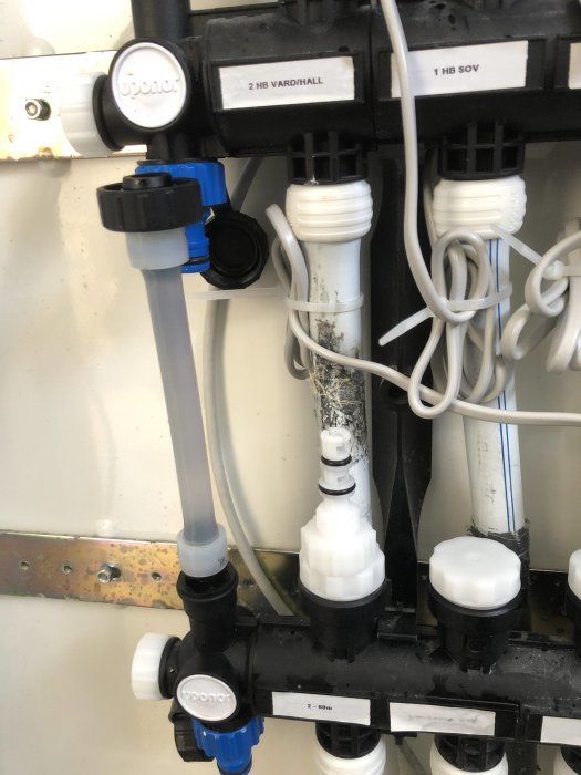 Värmesystem med etiketterade rör och kopplingar för demontering och omspolning.