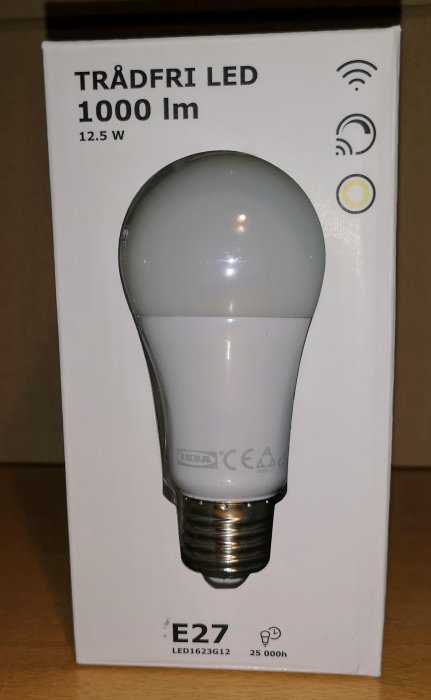 TRÅDFRI LED-lampa med 1000 lumen och E27-sockel i förpackning.
