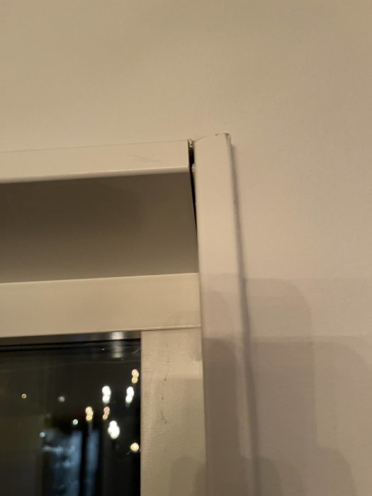 Sprickor vid dörrkarm i taket på ett troligen nybyggt hem.