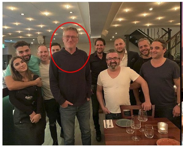 Grupp människor står nära varandra inne i en restaurang, några ler mot kameran.