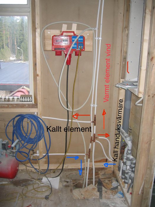 VVS-installation med markerade rör för kallt element och handdukstork, samt varmt element på vinden.