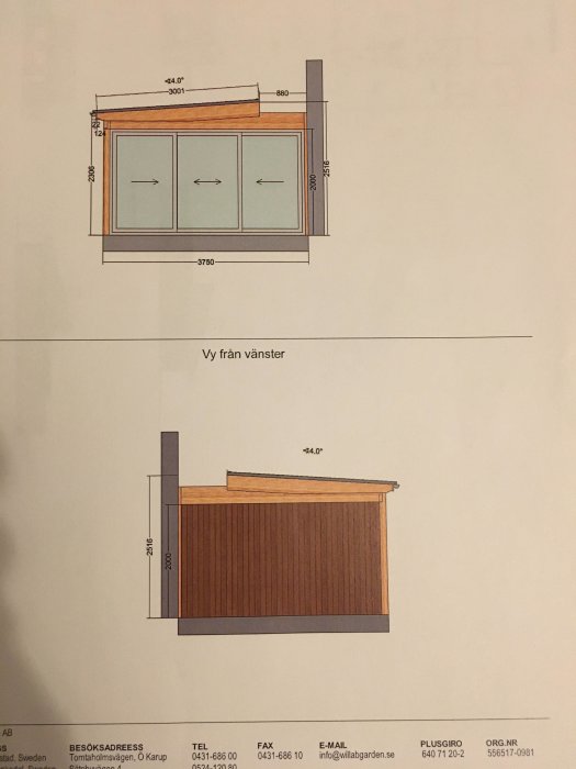 Ritning av uterum från Willab Garden med måttangivelser, visar vy från vänster och sektion av trätak och vägg.