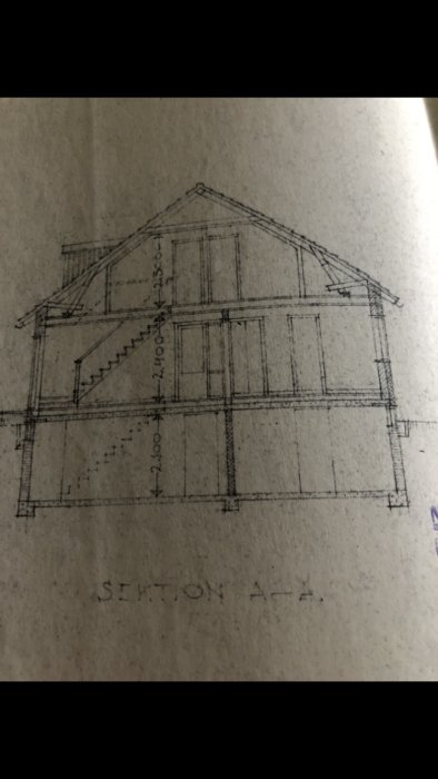 Ritning av en hussektion från 1959 utan grundsula under bärande väggar, med dimensioner och trappa.