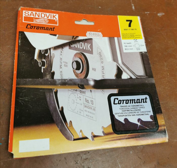 Förpackning av Sandvik Coromant hårdmetallskär för industriellt bruk med tekniska specifikationer synliga.