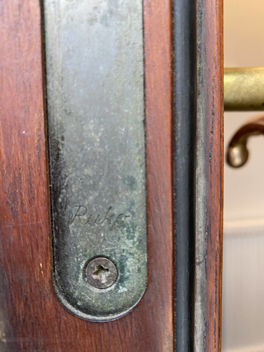 Ruko-märkt slutbleck på en dörr, indikerar frågan om kompatibilitet med Yale-lås.