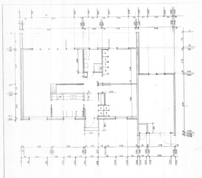 Arkitektritning av en planskiss för en byggnad med måttagning och detaljer.