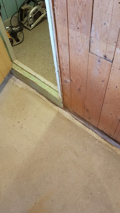 Golvskarv mellan två rum med olika ytskikt, säker övergång förhindrar skadedjur att passera.