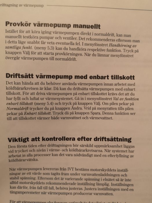 En texturik sida från en bruksanvisning om driftsättning av värmepump med instruktioner för manuell provkörning.