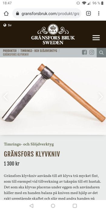 Gränsfors klyvkniv för träbearbetning med trähandtag och metallblad, visas på en vit bakgrund.