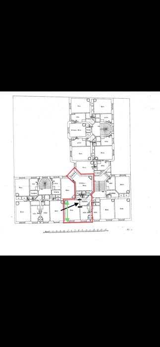 Ritning av bostadsrätt med markerad vägg som planeras tas bort, pil visar riktning på bjälklaget.