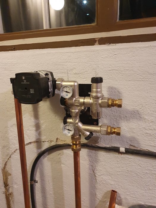 Shuntventil installerad på värmesystem, kopplad till rör med manometer och ställdon.