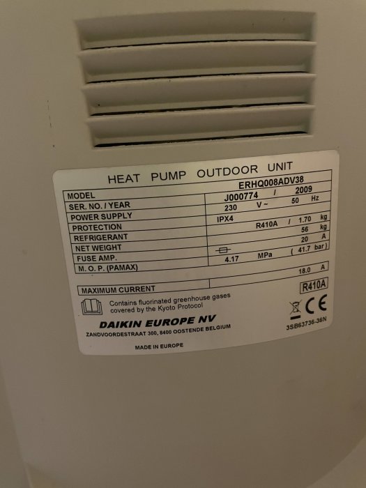Etikett på en Daikin Altherma värmepumps utedel med modell- och serienummer, tillverkningsår och tekniska specifikationer.