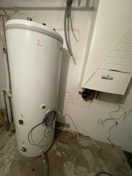 Daikin Altherma värmepump och varmvattenberedare i ett garage, osammanlänkade och utan rör.