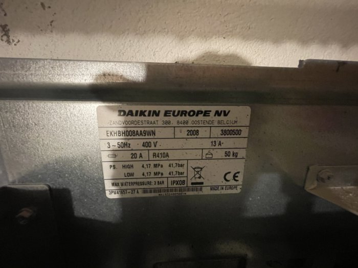 Etikett på en Daikin Altherma värmeanläggning från 2009 med tekniska specifikationer och serienummer.