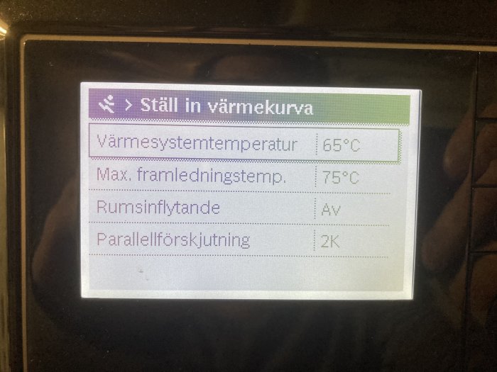 Kontrollpanelen för värmesystem visar "Ställ in värmekurva"-menyn med värmesystemtemperatur justerad till 65 grader Celsius.