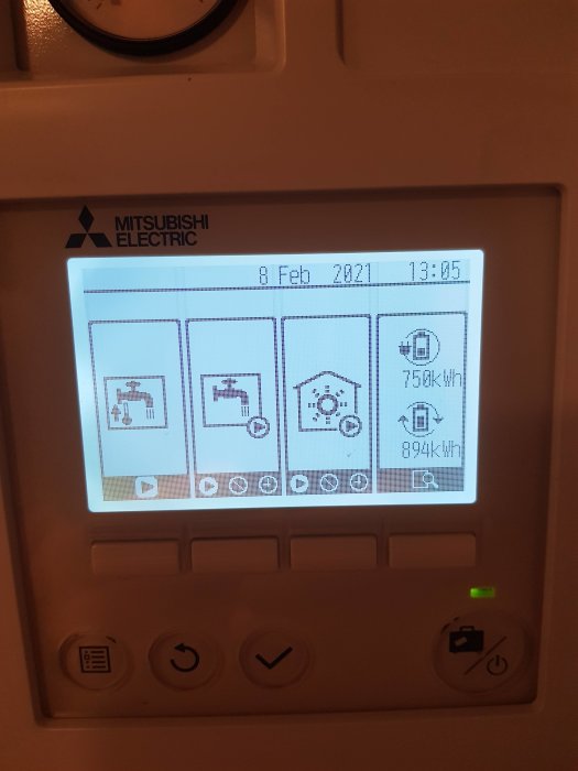 Display av Mitsubishi Electric-enhet som visar inställningar och energiförbrukning med datum och tid.