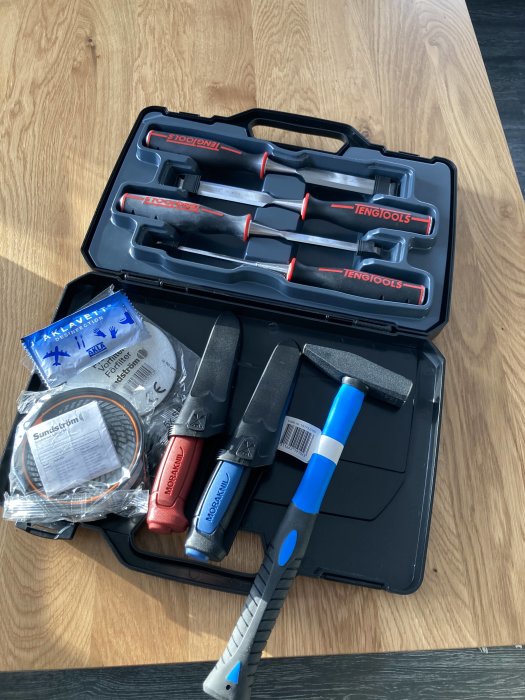 Nyförvärvade Teng Tools stämjärn i ett set, med hammare, andningsskydd och verktyg i förgrunden.