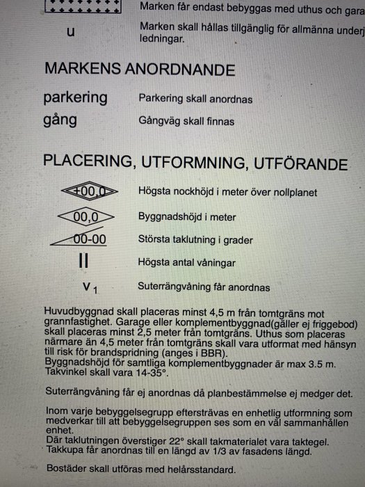 En detaljplan med regler för byggnadshöjd, taklutning och anordnande av utrymmen som parkering och gångvägar.