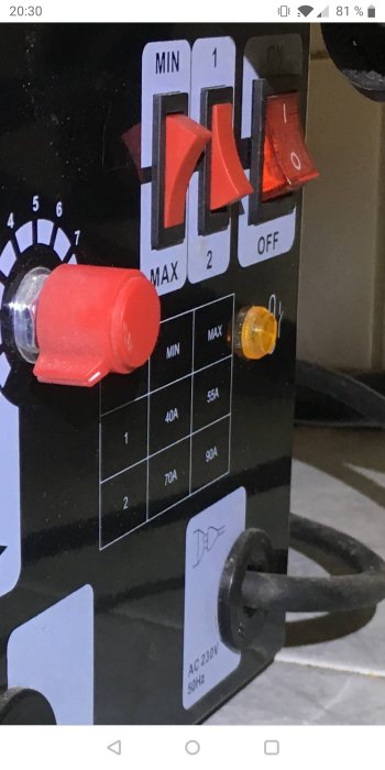 Närbild på Lidl svetsmaskinens kontrollpanel med strömbrytare och amperemeter inställningar.