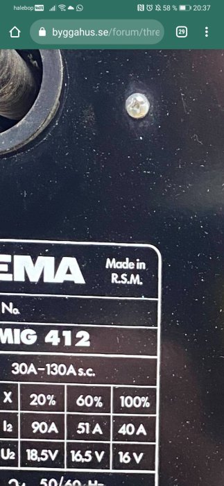 Typskylt på svetsutrustning som anger 'Made in R.S.M.' med tekniska specifikationer.