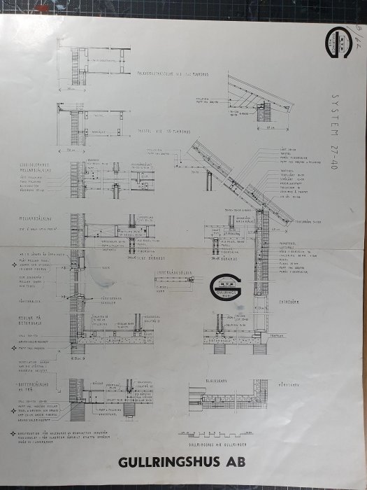 Teknisk ritning av ett hus med sektionsritningar och konstruktionsdetaljer från Gullringshus AB.