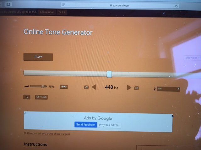Skärmdump av en online-tongenerator ställd på 440 Hz med en Play-knapp och volymreglage.