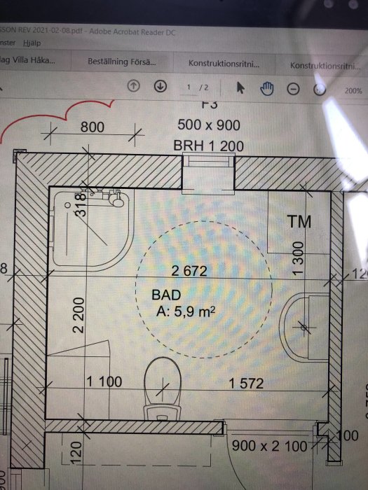 Ritning av ett badrums planlösning som visar placering av toalett, dusch, och handfat samt måttangivelser.