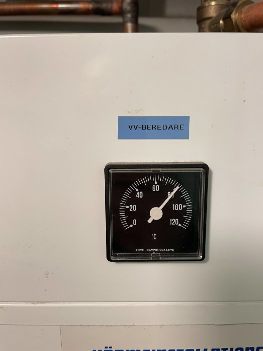 Termometer på varmvattenberedare visar 80 grader Celsius.