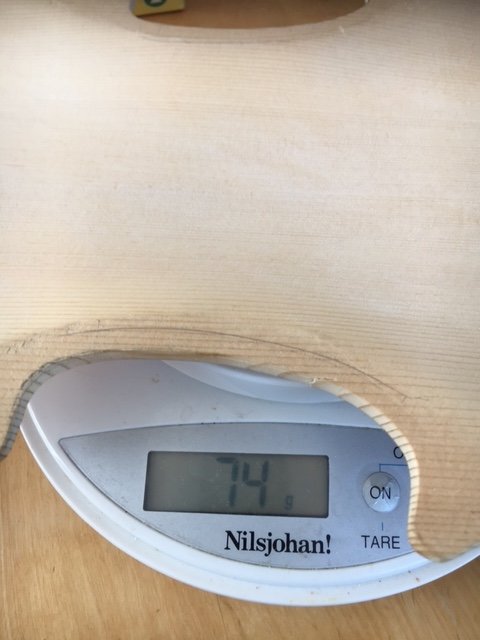 Gitarrlock väger 74 gram på en digital våg.