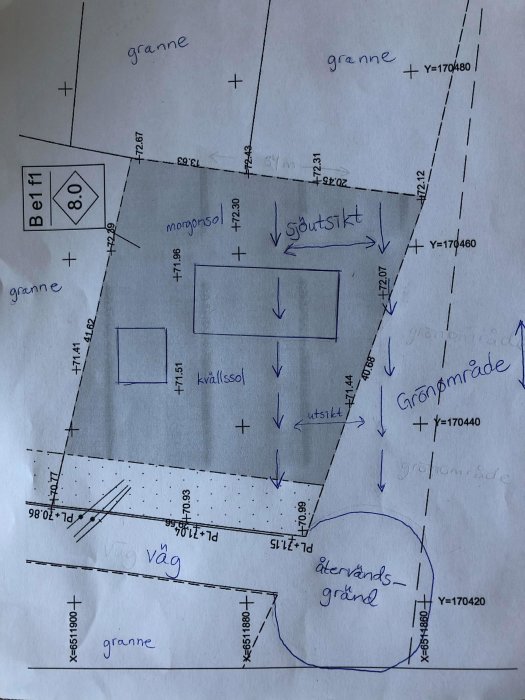 Handritad skiss av en tomtplan med mått och anteckningar om sol, utsikt och grannars placering.