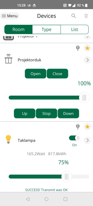 Skärmbild av en hemautomationsapp som visar kontroller för projektor och taklampa, med fokus på 75% ljusstyrka.