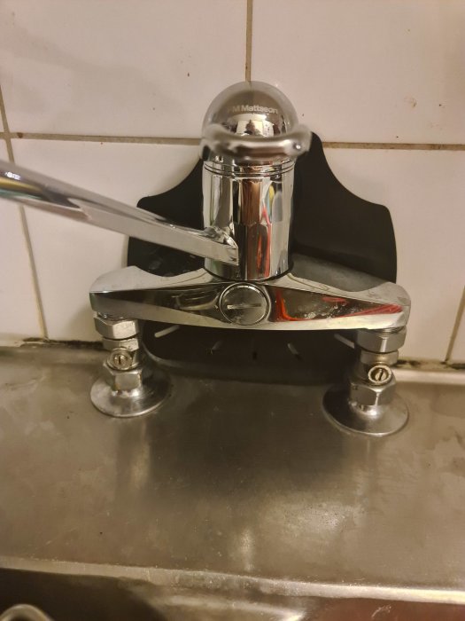 En nyinstallerad FM Mattsson kökskran med anslutningar synliga under.
