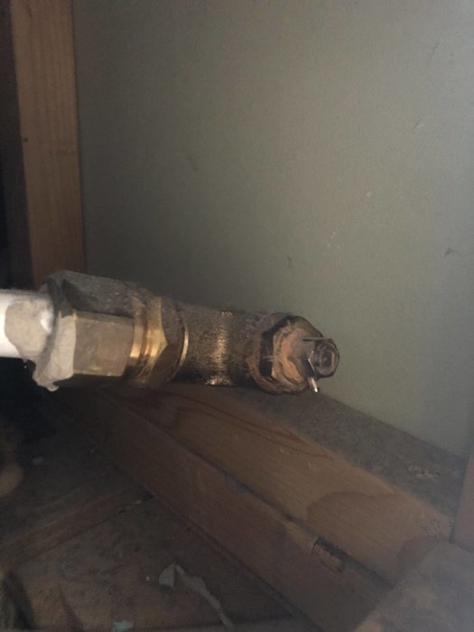 Rostig ventilationsmekanism i servicelucka, möjlig avluftningsventil för golvvärme.