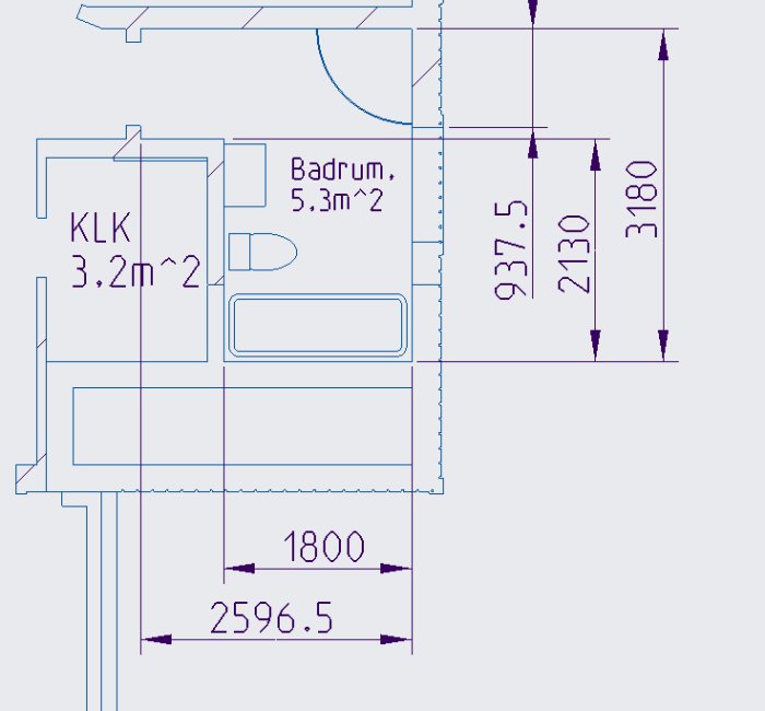 Ritning av badrumsplanering med badkar under snedtak, separat dusch och måttangivelser.