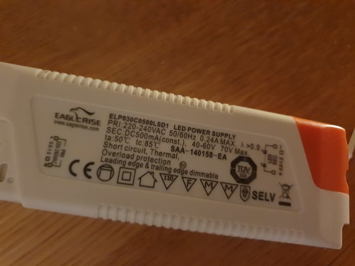 Bild på en LED-drivers etikett med specifikationer; 220-240VAC, 0.24A max, 40-60VDC, 70V max, CE-märkt