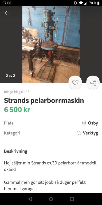 En använd Strands pelarborrmaskin modell cs.30 i ett verkstadsutrymme med verktyg i bakgrunden.