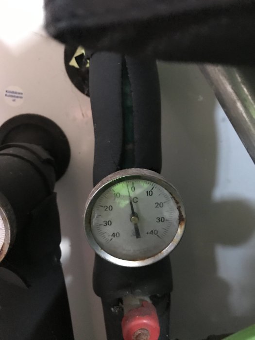 Termometer på en bergvärmepump visar cirka -3 grader Celsius.