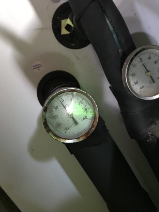 Manometer på en bergvärmepump som visar cirka -3 grader Celsius.