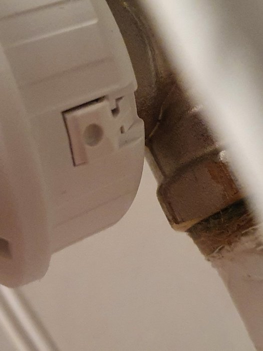 Närbild på en radiatorventil och termostat som inte går att demontera.