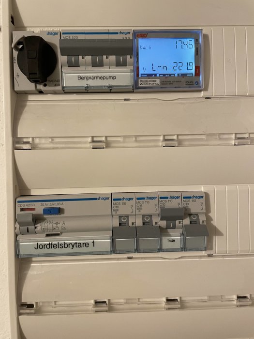 Elskåp med en Garo energimätare och Hager säkringskomponenter, etiketterad för bergvärmepump.